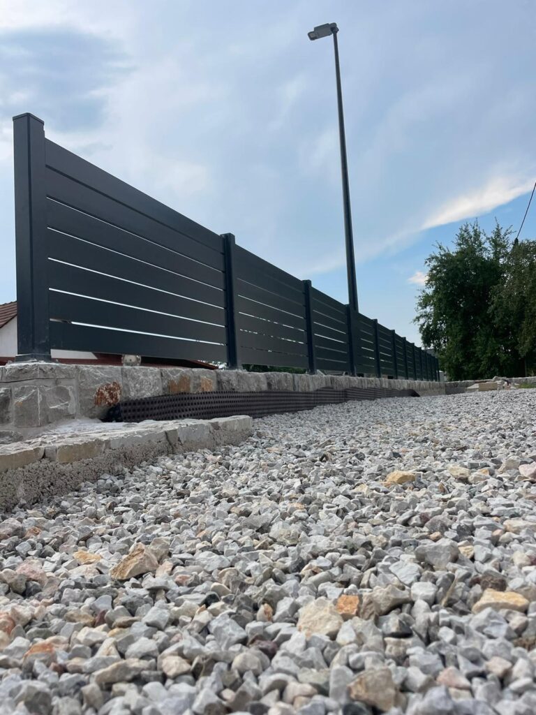 aluminijaste ograje, alu ograje, balkonske ograje, dvoriščne ograje, alumen sistemi, alumen, alumen ograje, alu sistemi, lamelne ograje, lepe ograje, kvalitetne ograje, model i100, model i60, model i60p, model h100, ugodne ograje, ograje, galerija alumen