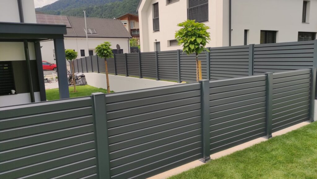 aluminijaste ograje, alu ograje, balkonske ograje, dvoriščne ograje, alumen sistemi, alumen, alumen ograje, alu sistemi, lamelne ograje, lepe ograje, kvalitetne ograje, model i100, model i60, model i60p, model h100, ugodne ograje, ograje, galerija alumen