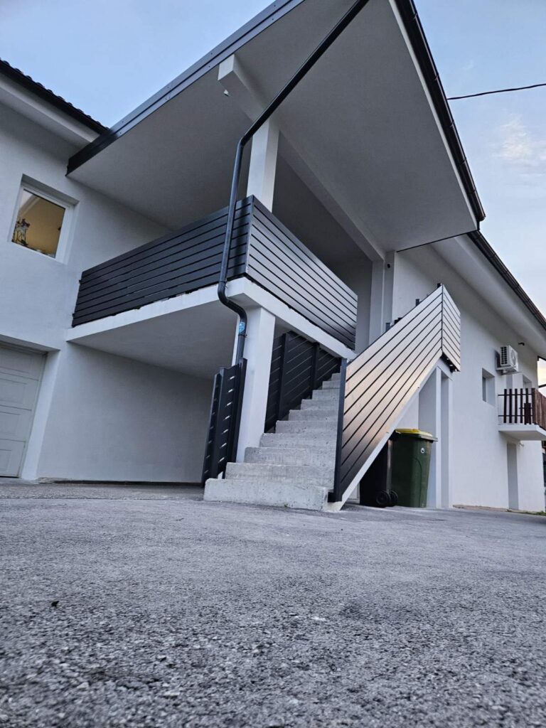 aluminijaste ograje, alu ograje, balkonske ograje, dvoriščne ograje, alumen sistemi, alumen, alumen ograje, alu sistemi, lamelne ograje, lepe ograje, kvalitetne ograje, model i100, model i60, model i60p, model h100, ugodne ograje, ograje, galerija alumen