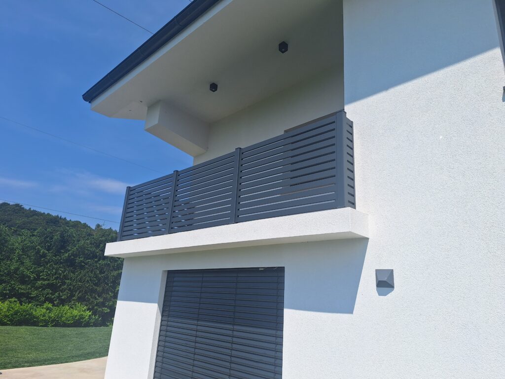 moderne ograje, alu ograje, aluminijaste ograje, antracit ograje, modne ograje, ograje po meri, lamelne ograje, alumen