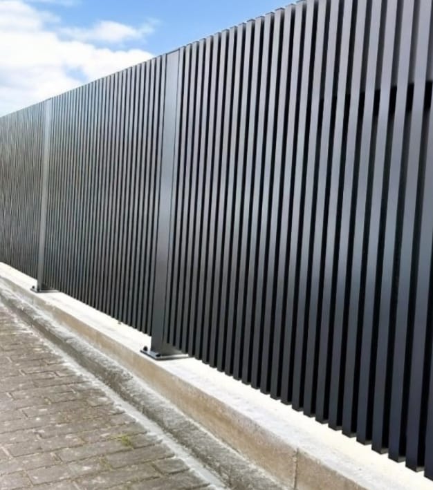 aluminijasta ograja, alu ograja cena, moderne alu ograje, alu ograja z montažo, zunanja alu ograja, alu ograja balkon, alu ograja dvorišče, alu ograja terase, alu ograja stopnišče, alu ograja francoski balkon, alu ograja samonosna vrata, alu ograja drsna vrata, alu ograja osebni prehod, ograja aluminij antracit, alu ograja vzdržljiva, alu ograja brez vzdrževanja, alu ograja po meri, ograje aluminij RAL 7016, aluminijasta ograja moderna hiša, alu ograja kakovostna montaža